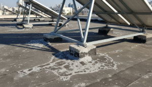 איטום גגות סביב בסיסי הקולטים המדריך המלא למניעת נזילות ונזקי מים