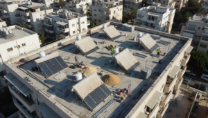 תחזוקת מערכת סולארית בזמן שיפוץ הגג המדריך המקיף לוועדי בתים ודיירים