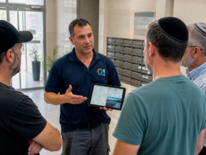 מתקין מערכות סולאריות מקצועי מציג תעודות אישור ללקוח | Yishay
