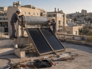 טכנאי מפרק קולטי שמש על גג בניין משותף לקראת העברת המערכת